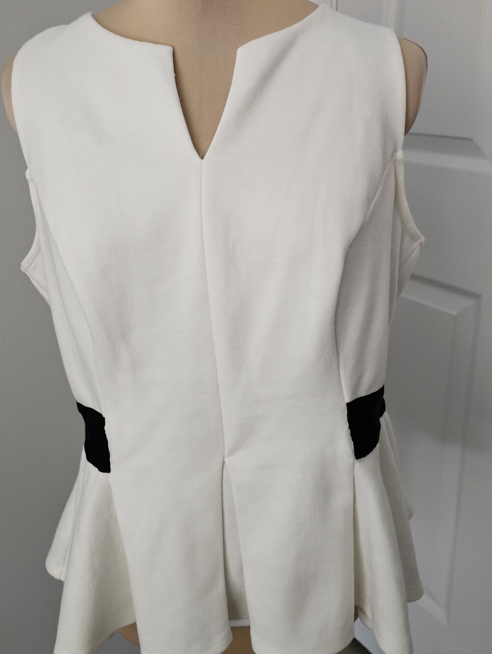 ELLE Pre-Loved White Sleeveless Peplum Top with Black Accent Sz L Excellent Cond